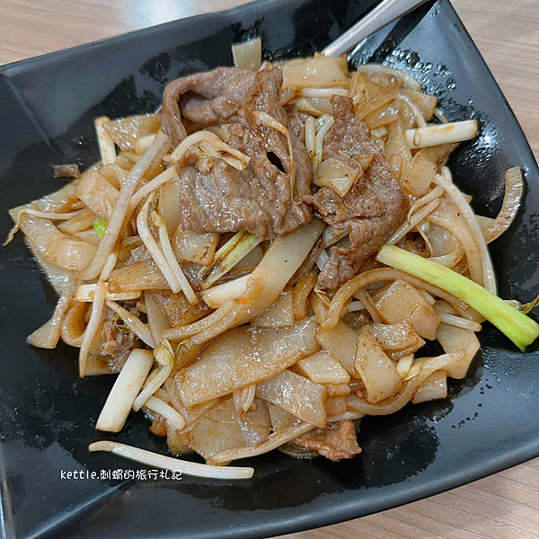 [台中南屯]半島鐵盒茶餐廳:平價港式料理、牛肉河粉鹹水餃必點