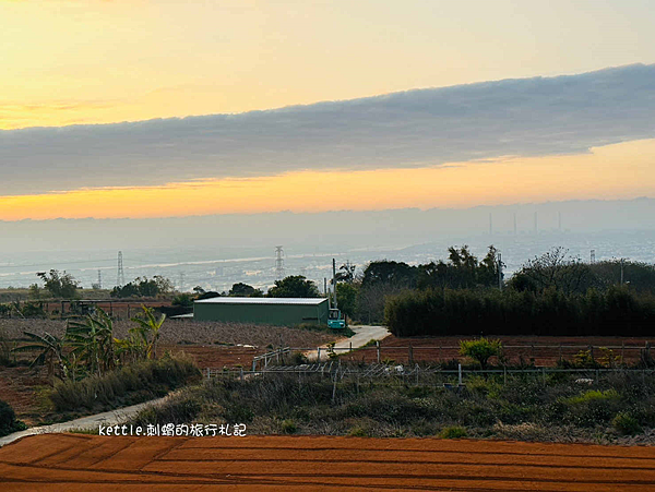 [台中新景點]晴園秘境:超萌笑笑羊與羊駝、蒸足浴看夕陽、海線