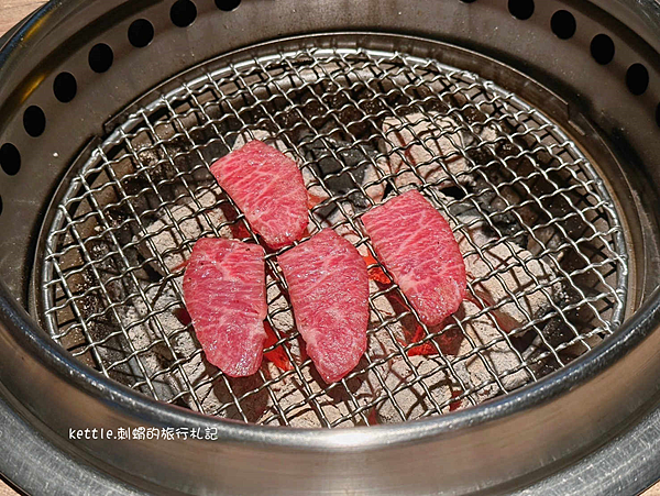 [台中西區]脂板前炭火燒肉:連續四年米其林餐盤推薦、質感和牛