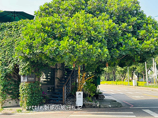 [台中南屯]告訴阿布咖啡館:樹屋露天咖啡廳、超平價下午茶、店