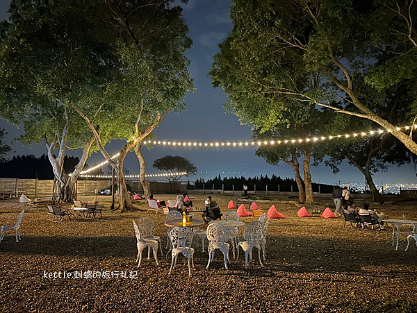 [台中新景點]Bluoon coffee藍月咖啡:懶骨頭露營