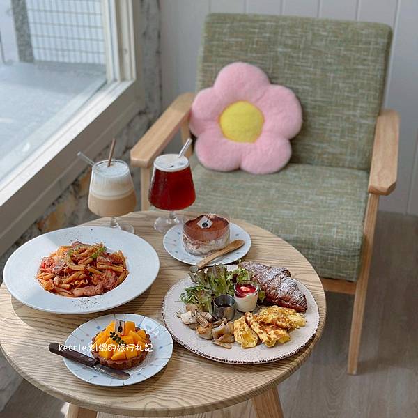 [台中中區]小鍋甜點咖啡:從正餐到甜點、中區溫柔色調咖啡廳、