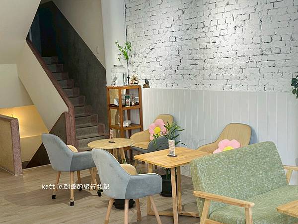 [台中中區]小鍋甜點咖啡:從正餐到甜點、中區溫柔色調咖啡廳、