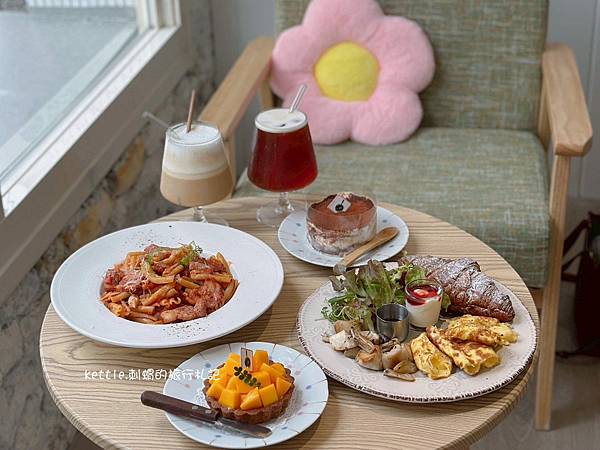 [台中中區]小鍋甜點咖啡:從正餐到甜點、中區溫柔色調咖啡廳、