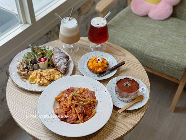 [台中中區]小鍋甜點咖啡:從正餐到甜點、中區溫柔色調咖啡廳、