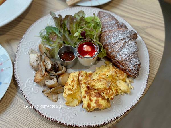 [台中中區]小鍋甜點咖啡:從正餐到甜點、中區溫柔色調咖啡廳、