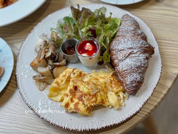 [台中中區]小鍋甜點咖啡:從正餐到甜點、中區溫柔色調咖啡廳、