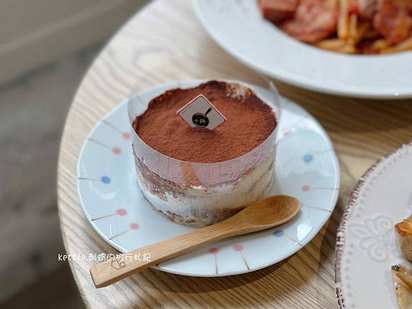 [台中中區]小鍋甜點咖啡:從正餐到甜點、中區溫柔色調咖啡廳、
