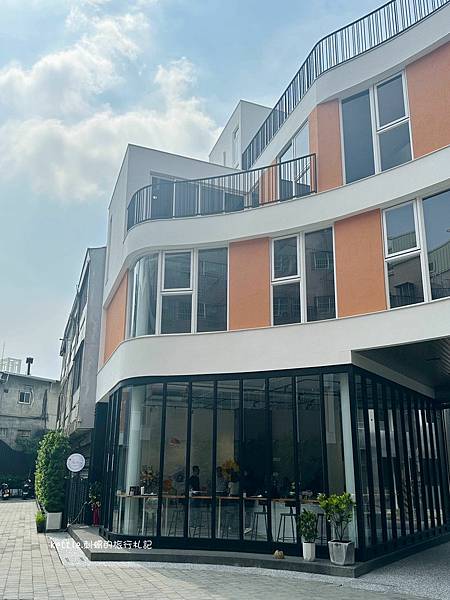 [台中西屯]qn dessert:逢甲玻璃窗咖啡廳、招牌千層