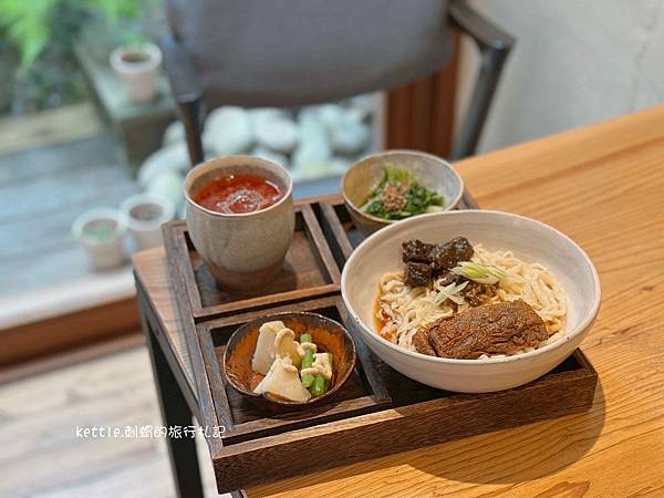 [台中中區]三津製麵249老宅店:90年手工麵文化、禪意素食