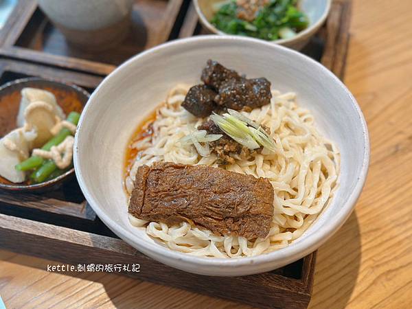 [台中中區]三津製麵249老宅店:90年手工麵文化、禪意素食
