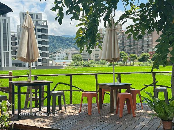 [桃園新景點]茉莉咖啡2號店:稻田旁的露營車咖啡廳、飯糰早午