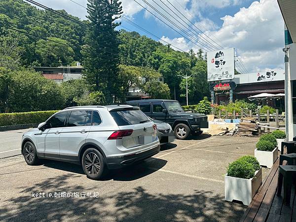 [桃園新景點]茉莉咖啡2號店:稻田旁的露營車咖啡廳、飯糰早午