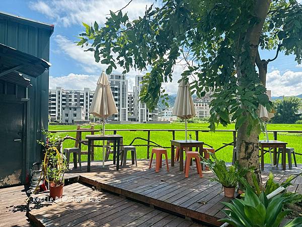 [桃園新景點]茉莉咖啡2號店:稻田旁的露營車咖啡廳、飯糰早午