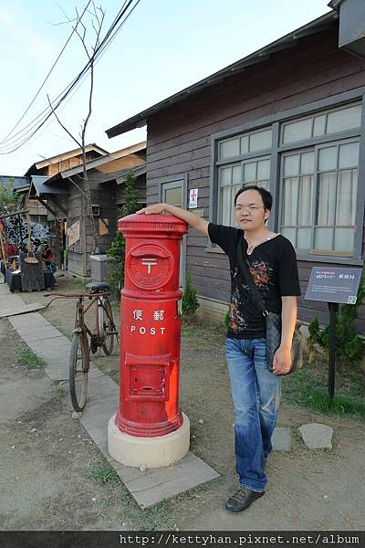 老師說→ 這個郵筒是假的!!不要亂靠會倒~