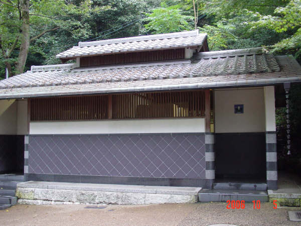 1005-03  歧阜城(金華山)公廁.JPG
