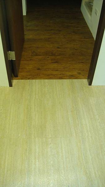 房間口語客廳使用不同色做區分