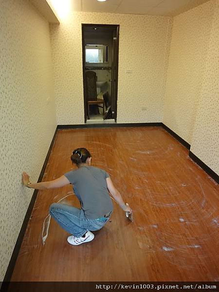 原先一樓房間地板抹膠