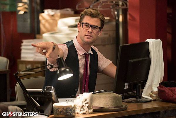 ghostbusters-chris-hemsworth.0.jpg