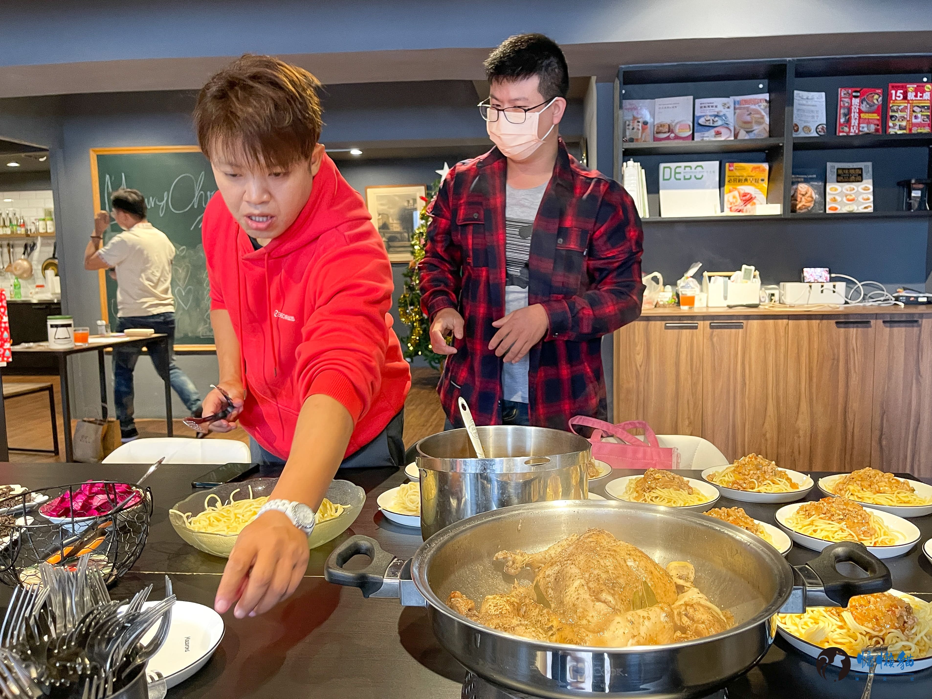 在威爾希斯共享廚房與一群剛認識的朋友,一起料理聖誕餐點和交換 在威爾希斯共享廚房與一群剛認識的朋友,一起料理聖誕餐點和交換