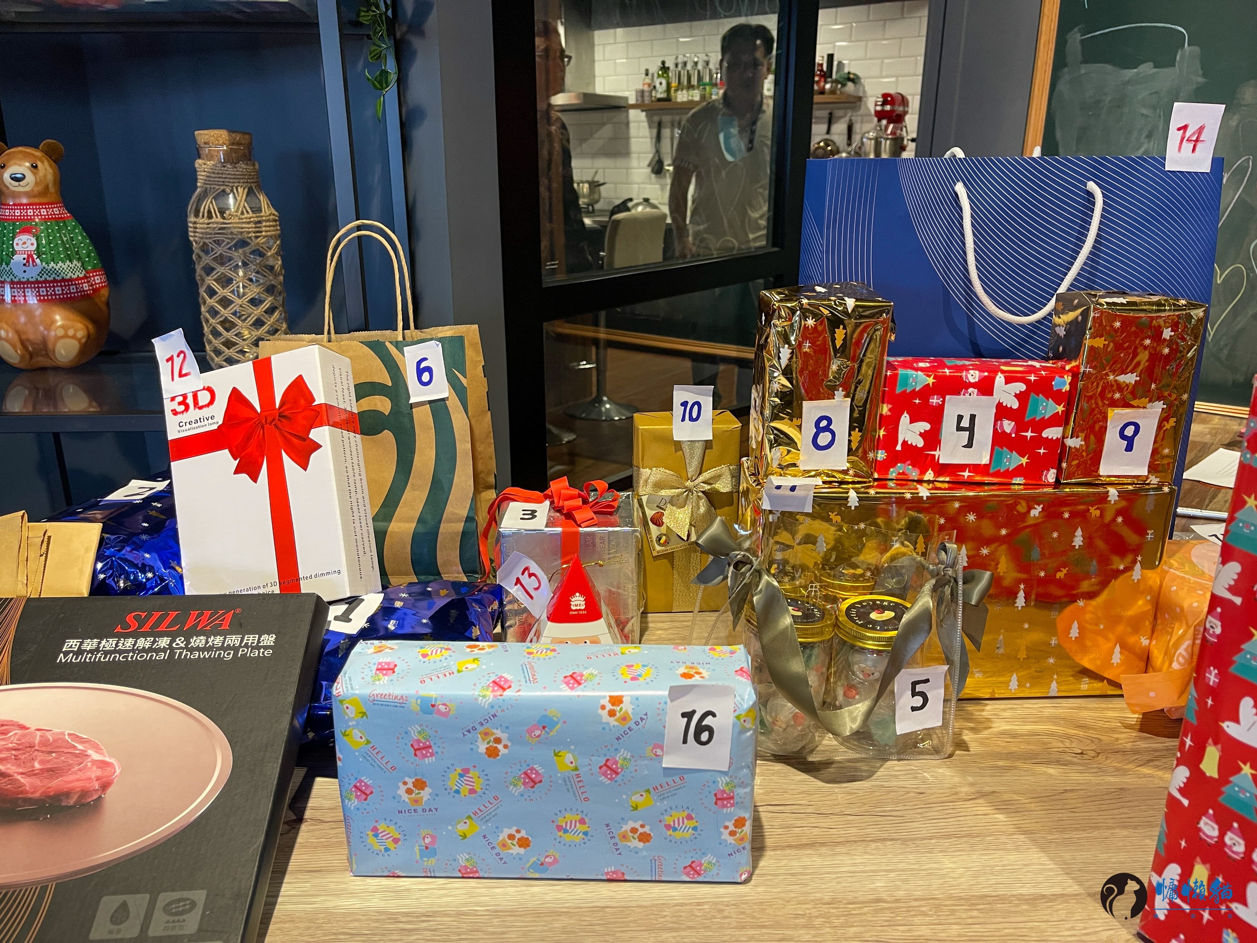 在威爾希斯共享廚房與一群剛認識的朋友,一起料理聖誕餐點和交換