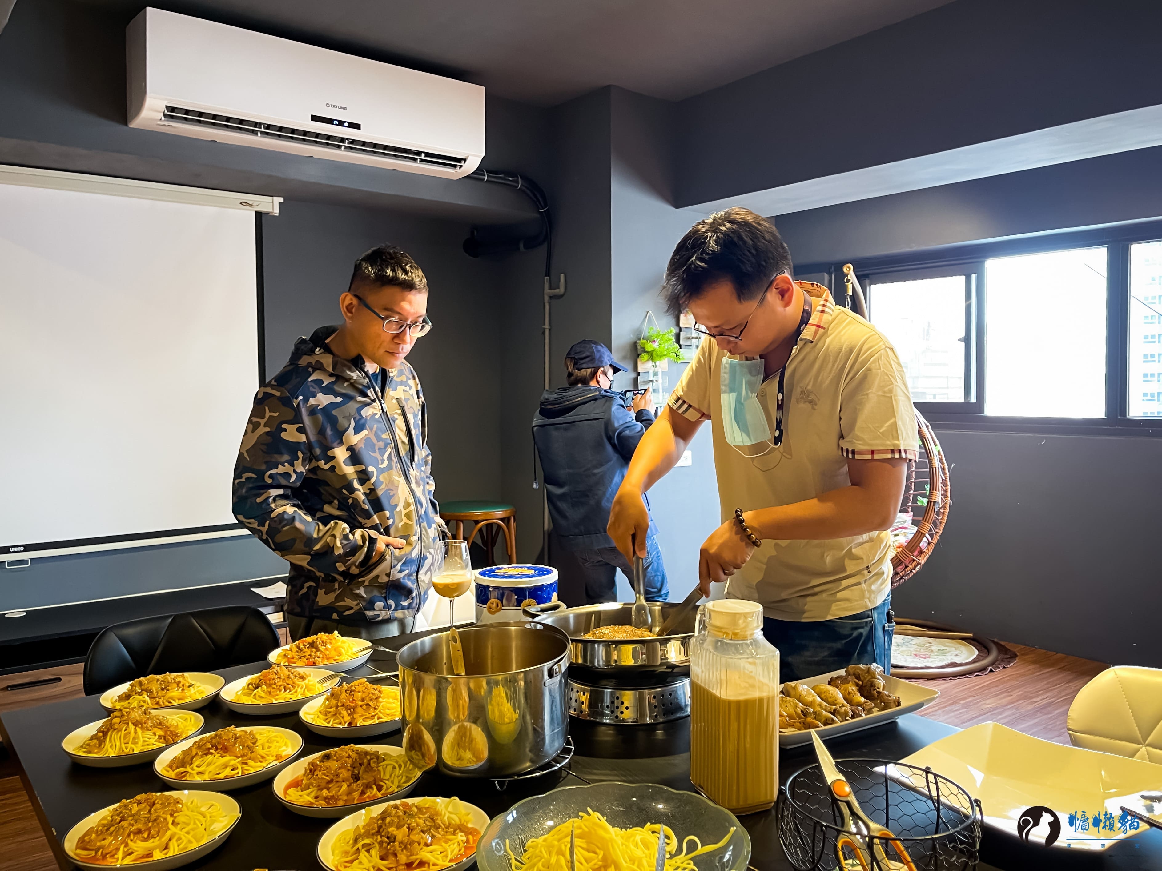 在威爾希斯共享廚房與一群剛認識的朋友,一起料理聖誕餐點和交換