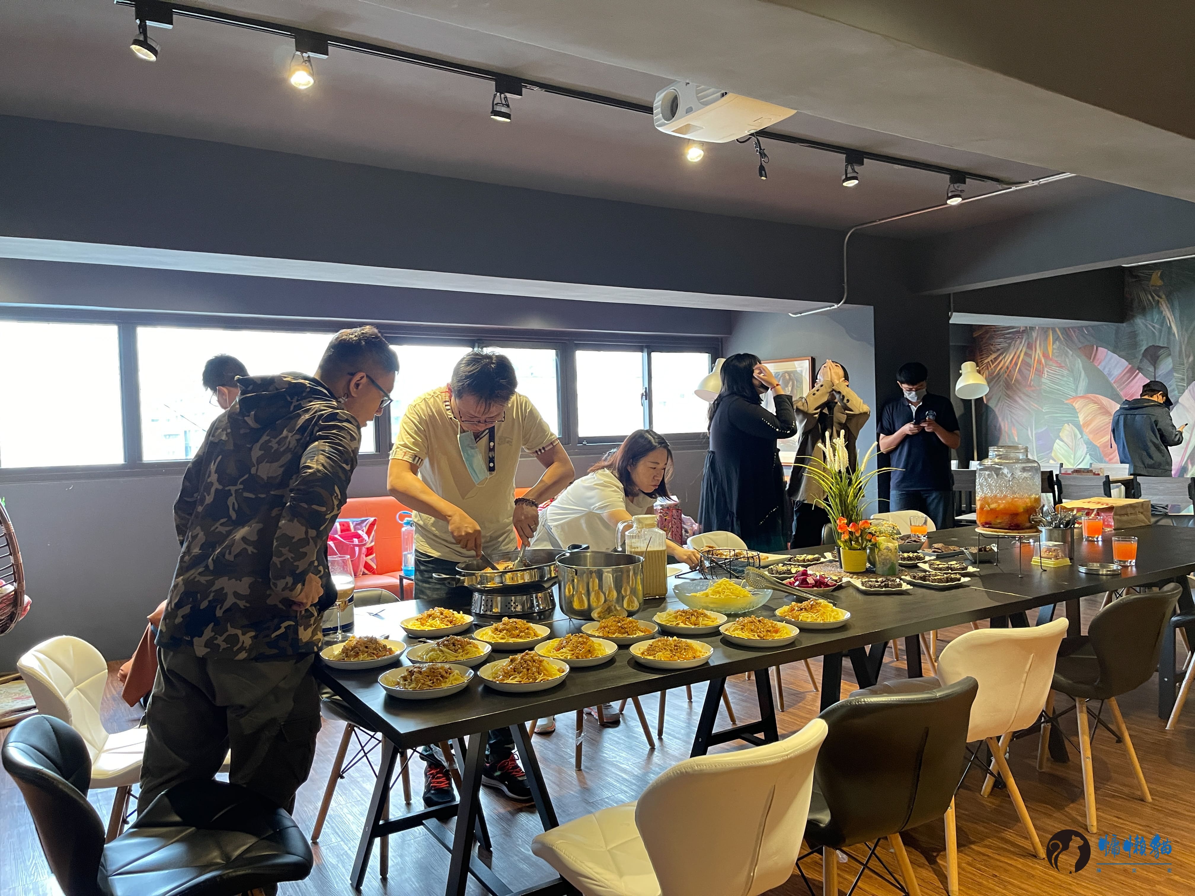 在威爾希斯共享廚房與一群剛認識的朋友,一起料理聖誕餐點和交換 在威爾希斯共享廚房與一群剛認識的朋友,一起料理聖誕餐點和交換