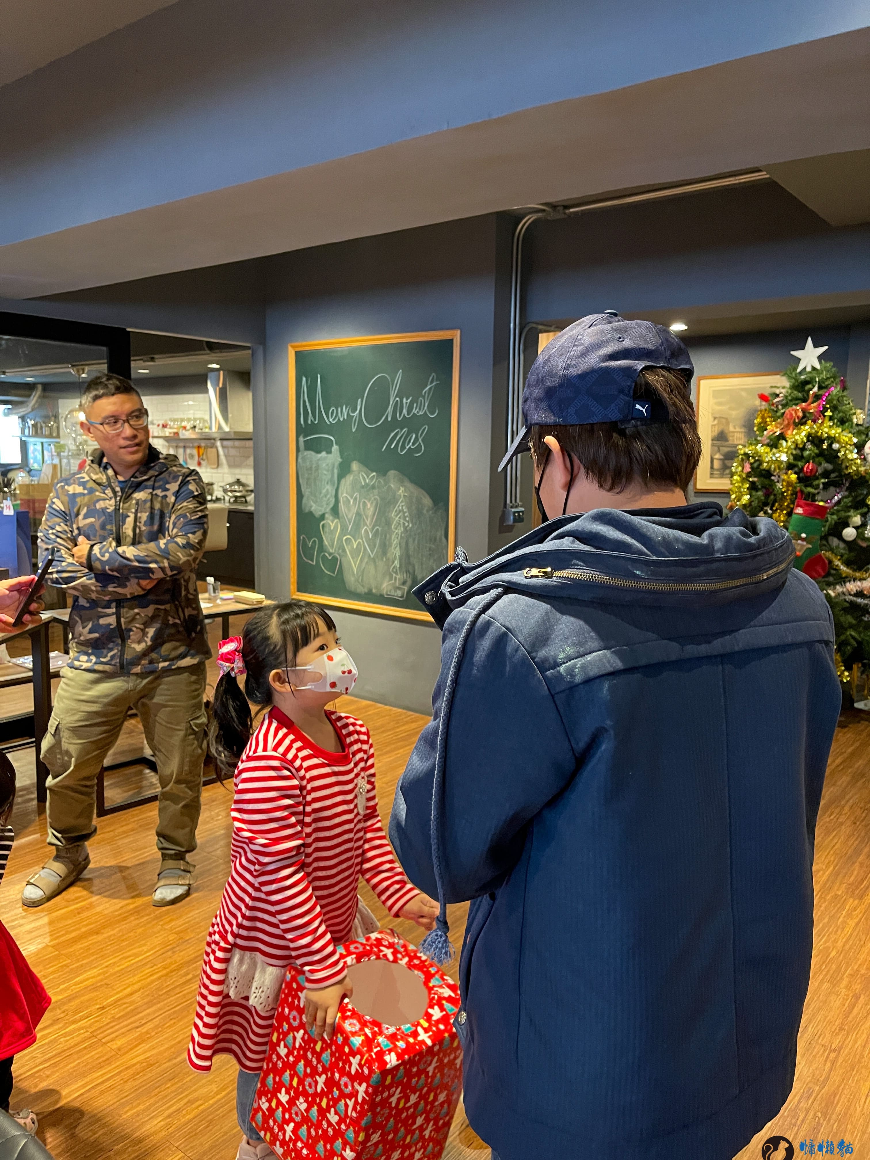 在威爾希斯共享廚房與一群剛認識的朋友,一起料理聖誕餐點和交換