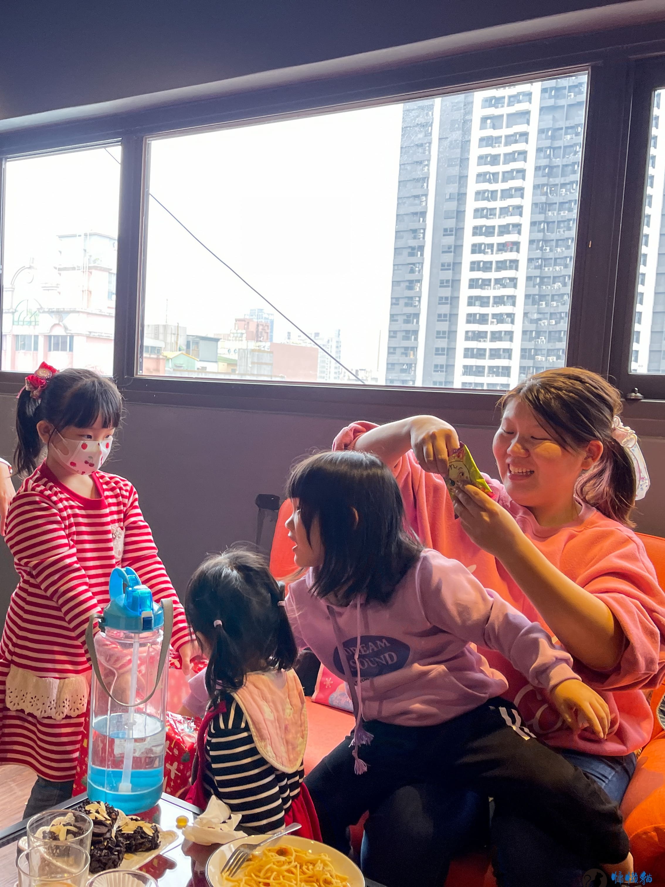 在威爾希斯共享廚房與一群剛認識的朋友,一起料理聖誕餐點和交換