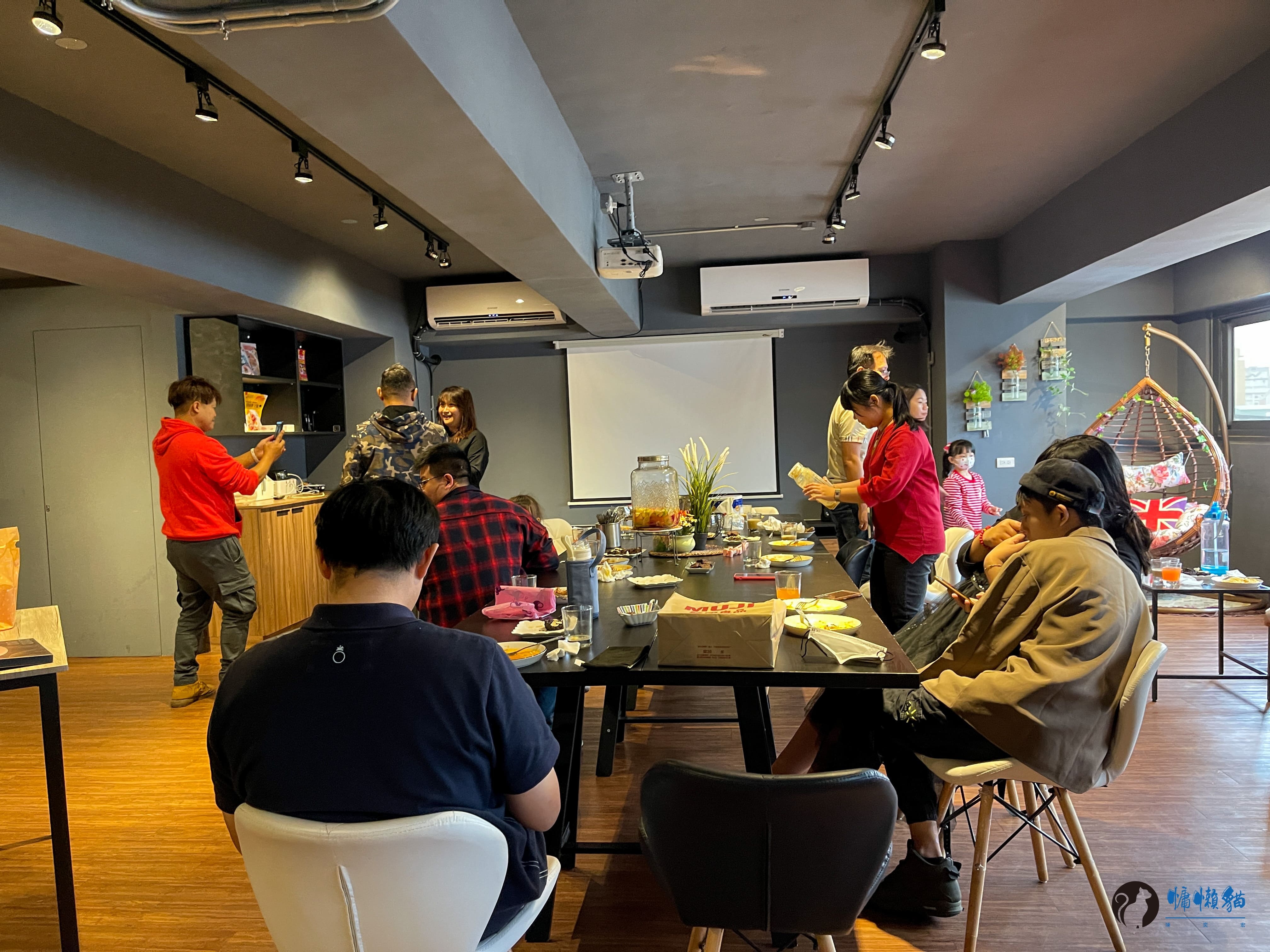 在威爾希斯共享廚房與一群剛認識的朋友,一起料理聖誕餐點和交換