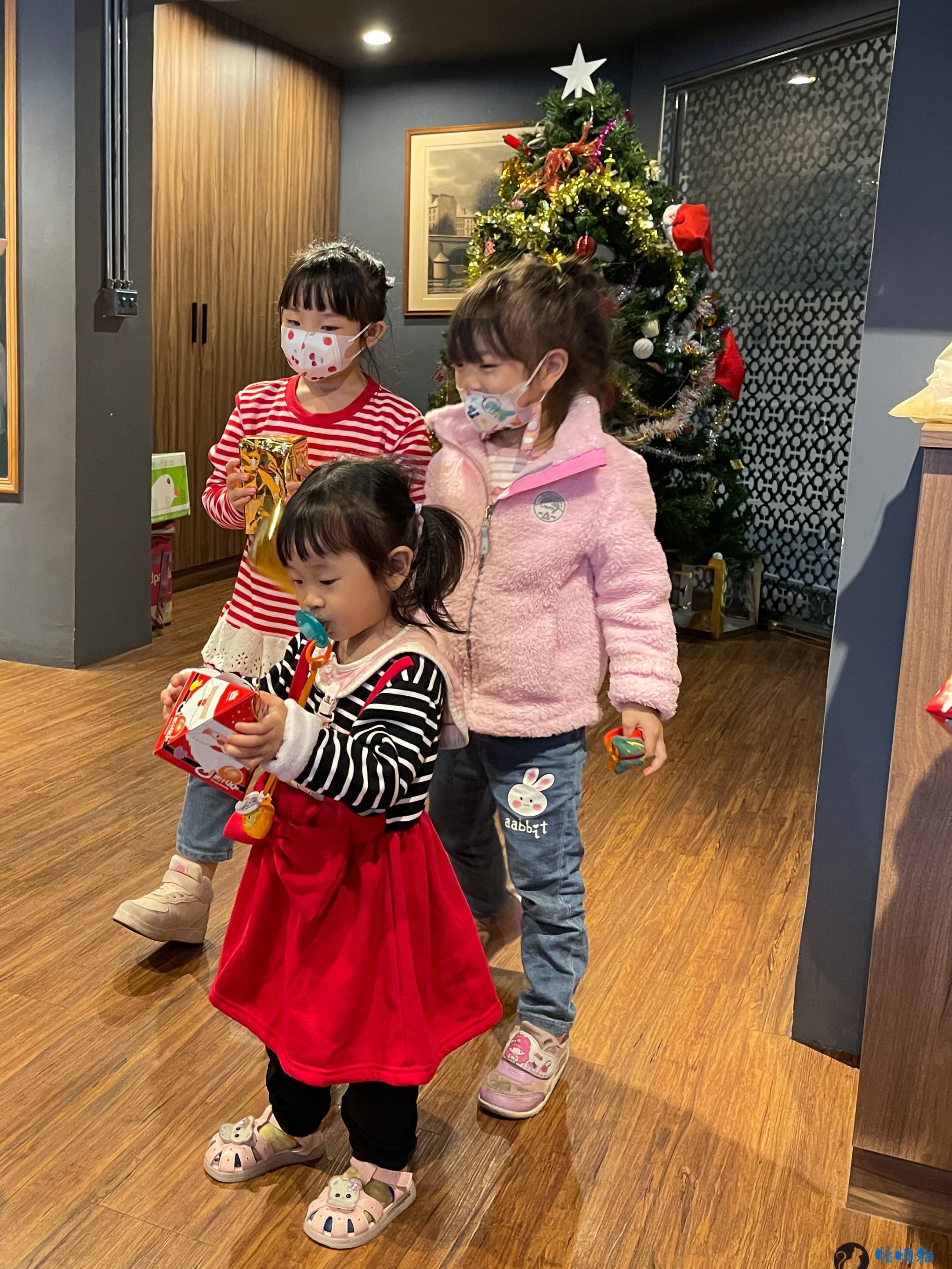 在威爾希斯共享廚房與一群剛認識的朋友,一起料理聖誕餐點和交換