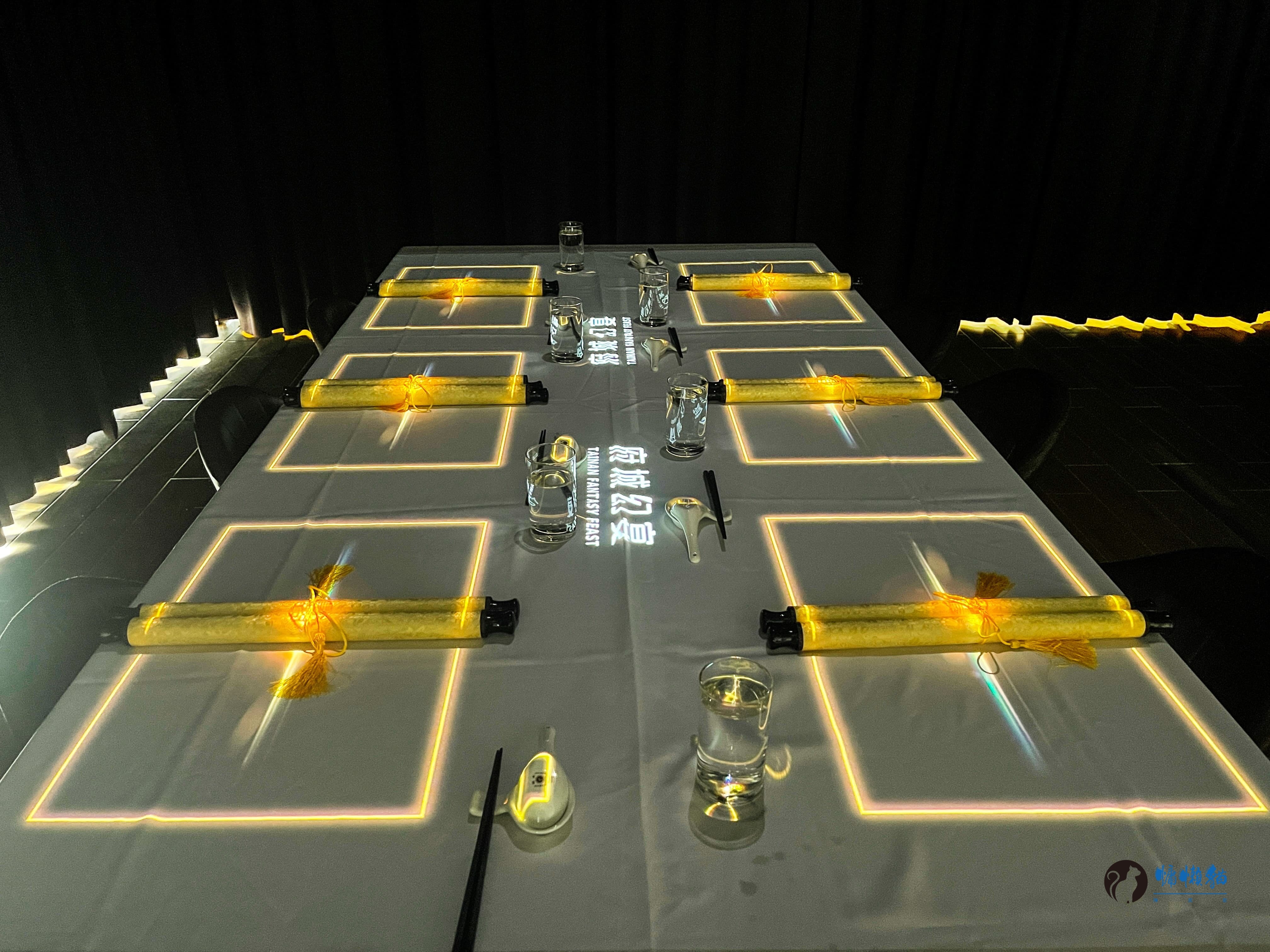 每一道府城料理都來自府城赫赫有名的老店,搭配上3 D裸視投影 每一道府城料理都來自府城赫赫有名的老店,搭配上3 D裸視投影