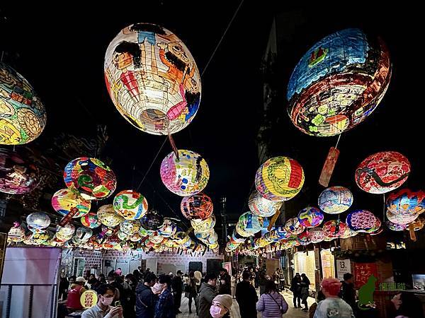 【2025年府城普濟燈會】..1800顆彩繪燈籠在夜空亮起溫暖