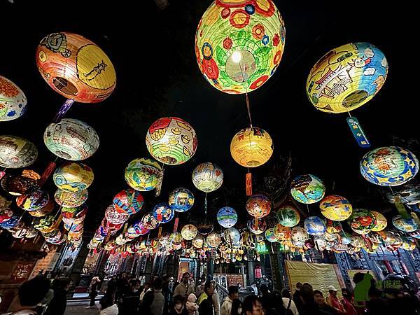 【2025年府城普濟燈會】..1800顆彩繪燈籠在夜空亮起溫暖