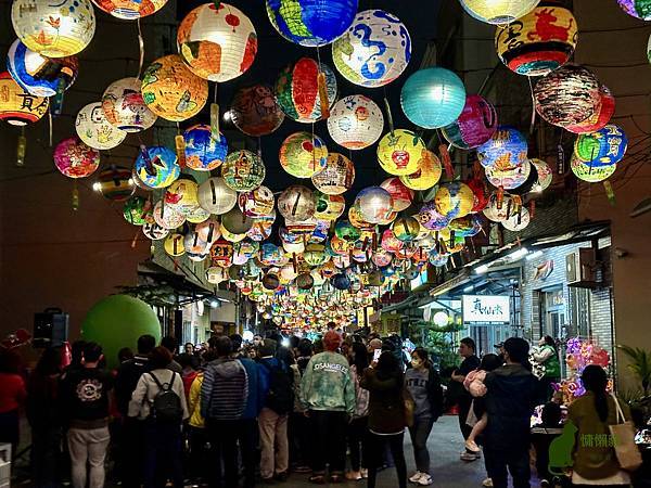 【2025年府城普濟燈會】..1800顆彩繪燈籠在夜空亮起溫暖