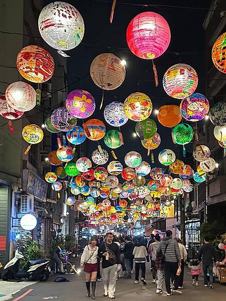 【2025年府城普濟燈會】..1800顆彩繪燈籠在夜空亮起溫暖