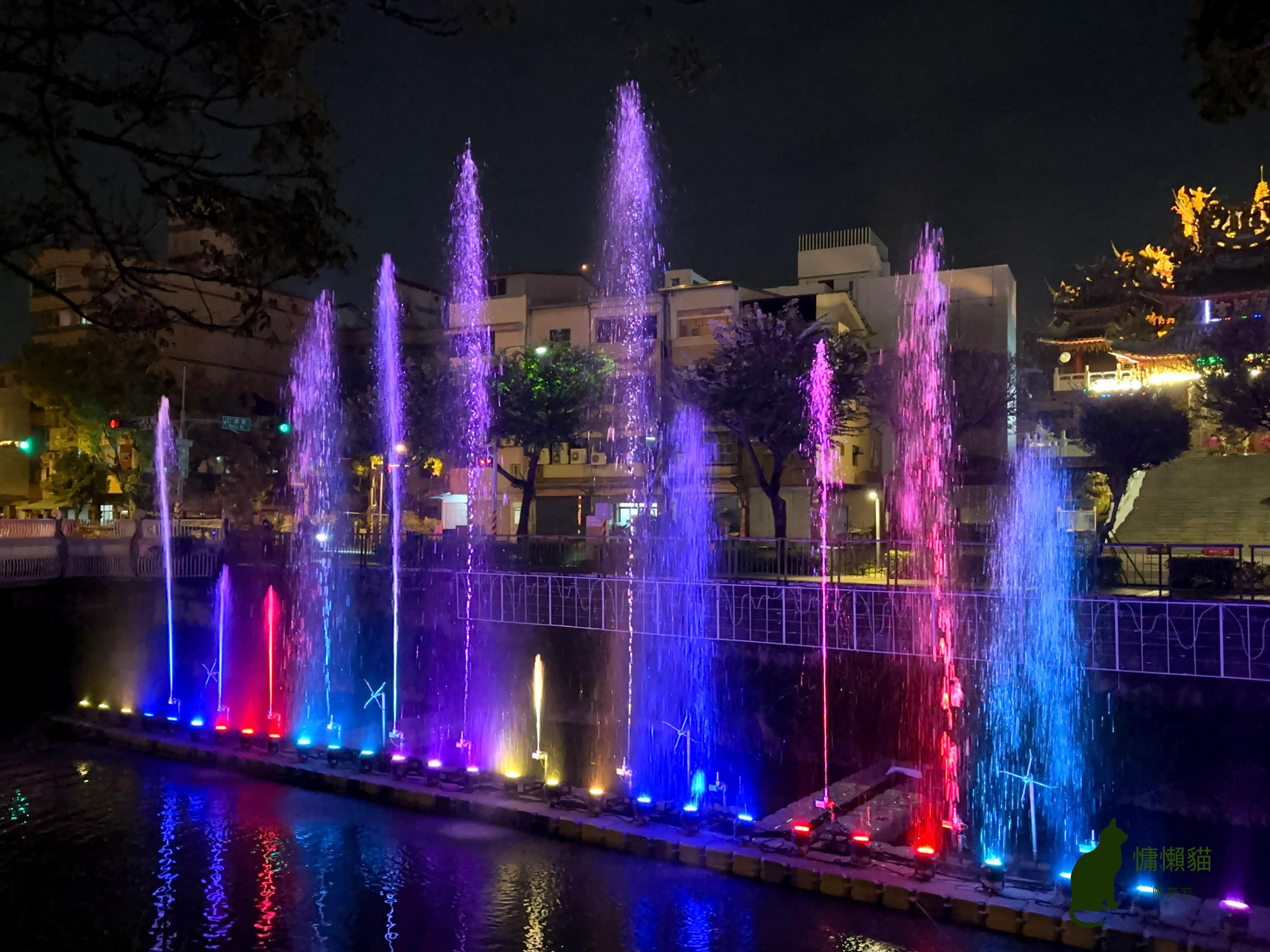 藝術家將對屏東的過往追憶及對未來的美好願景都幻化成萬年溪畔一 藝術家將對屏東的過往追憶及對未來的美好願景都幻化成萬年溪畔一