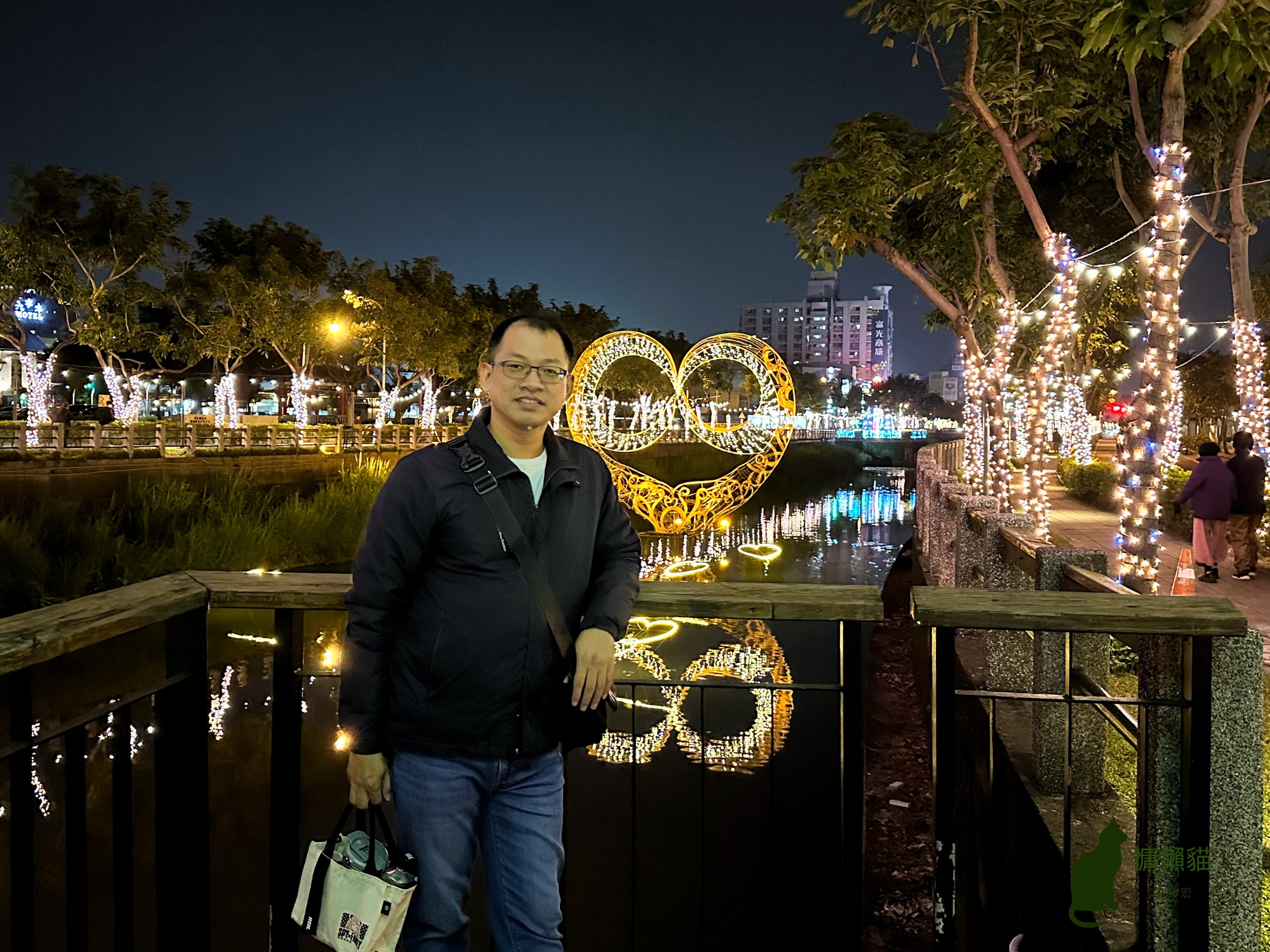 藝術家將對屏東的過往追憶及對未來的美好願景都幻化成萬年溪畔一 藝術家將對屏東的過往追憶及對未來的美好願景都幻化成萬年溪畔一