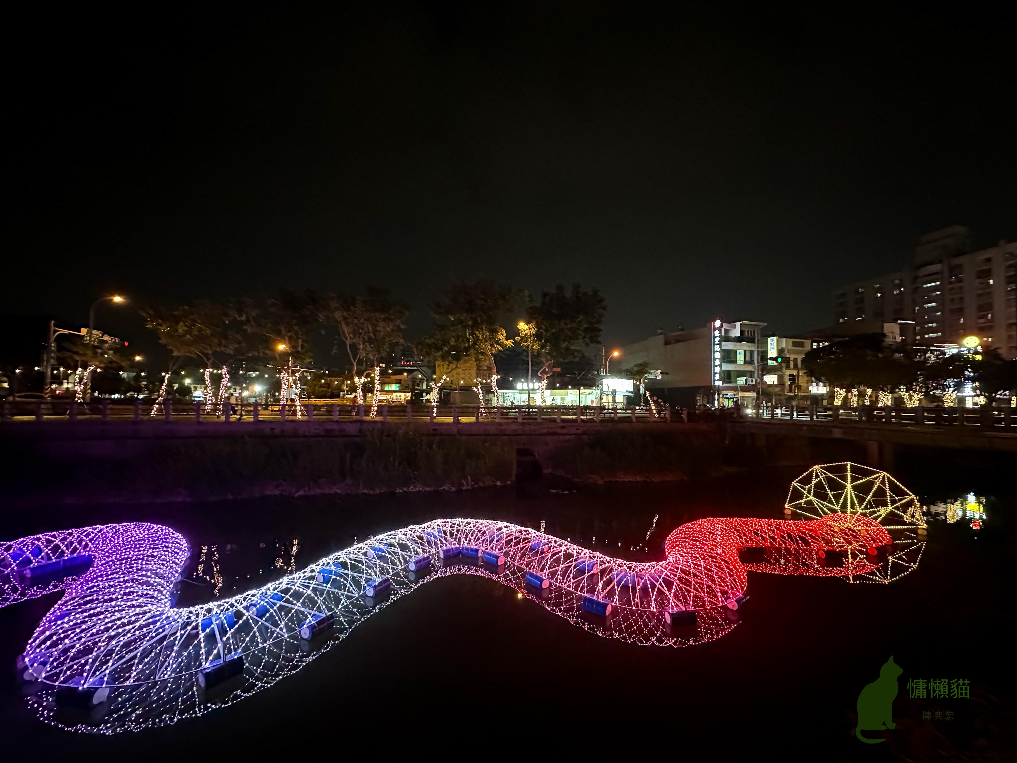 藝術家將對屏東的過往追憶及對未來的美好願景都幻化成萬年溪畔一 藝術家將對屏東的過往追憶及對未來的美好願景都幻化成萬年溪畔一