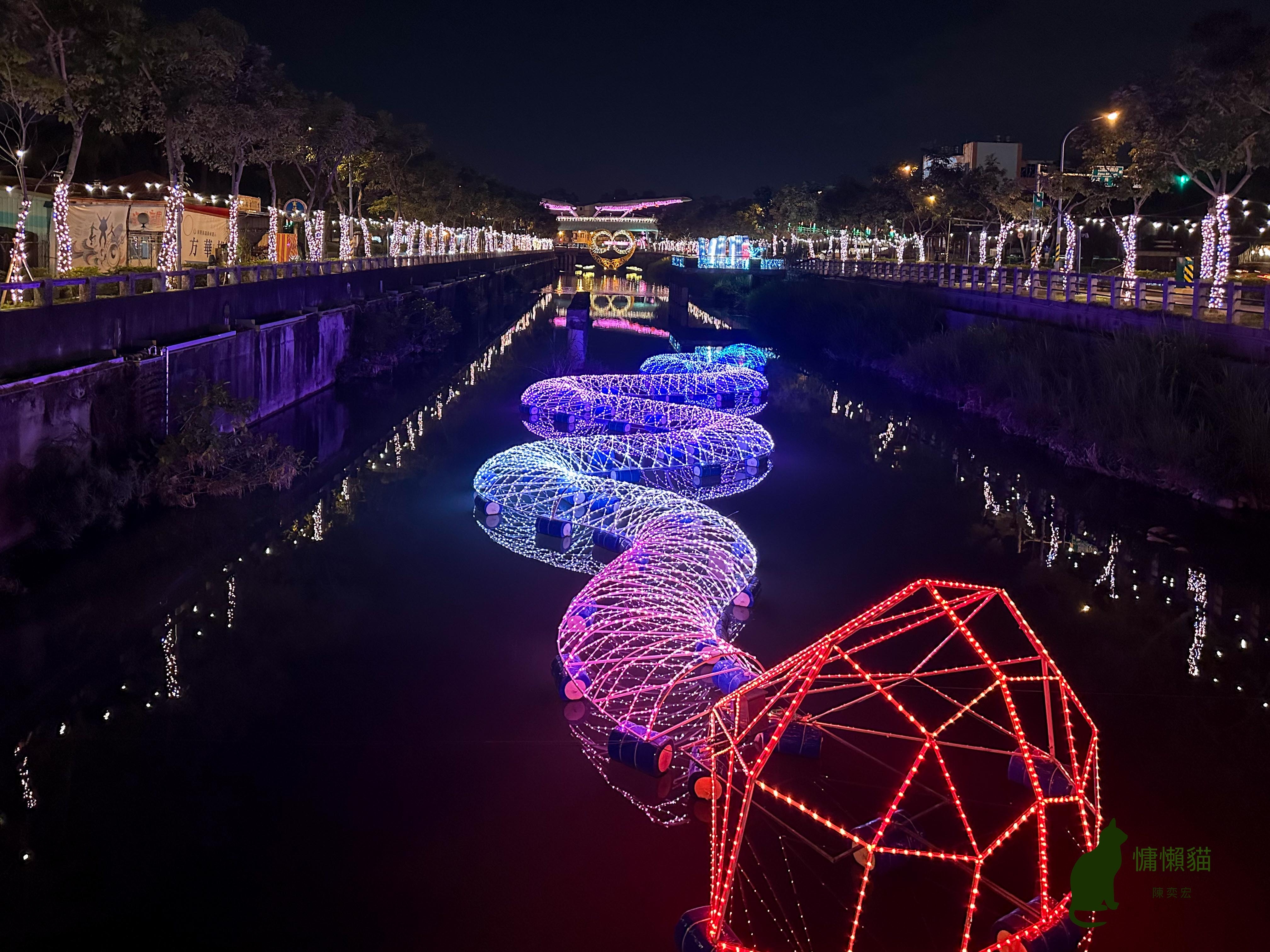 藝術家將對屏東的過往追憶及對未來的美好願景都幻化成萬年溪畔一 藝術家將對屏東的過往追憶及對未來的美好願景都幻化成萬年溪畔一