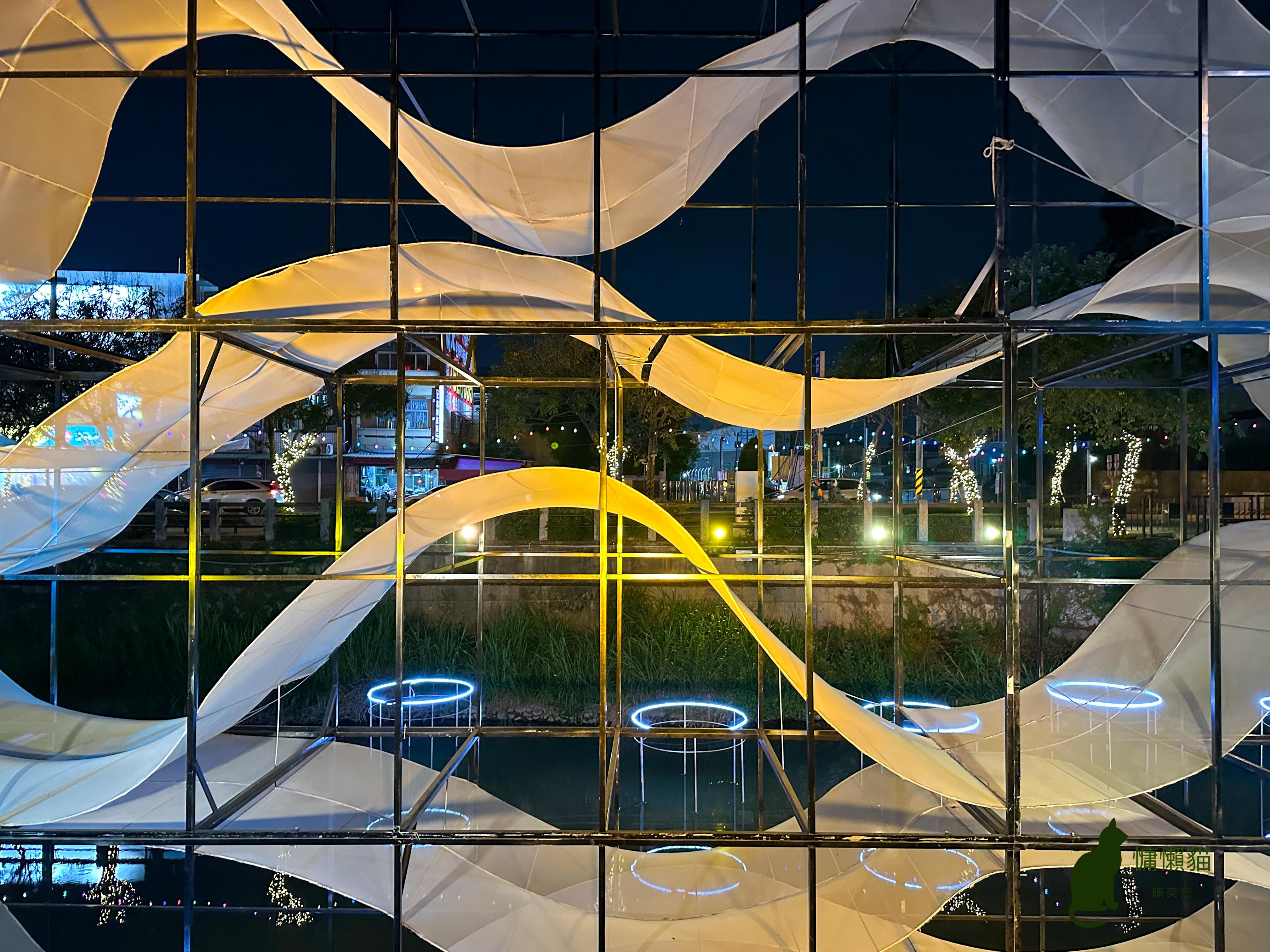 藝術家將對屏東的過往追憶及對未來的美好願景都幻化成萬年溪畔一 藝術家將對屏東的過往追憶及對未來的美好願景都幻化成萬年溪畔一