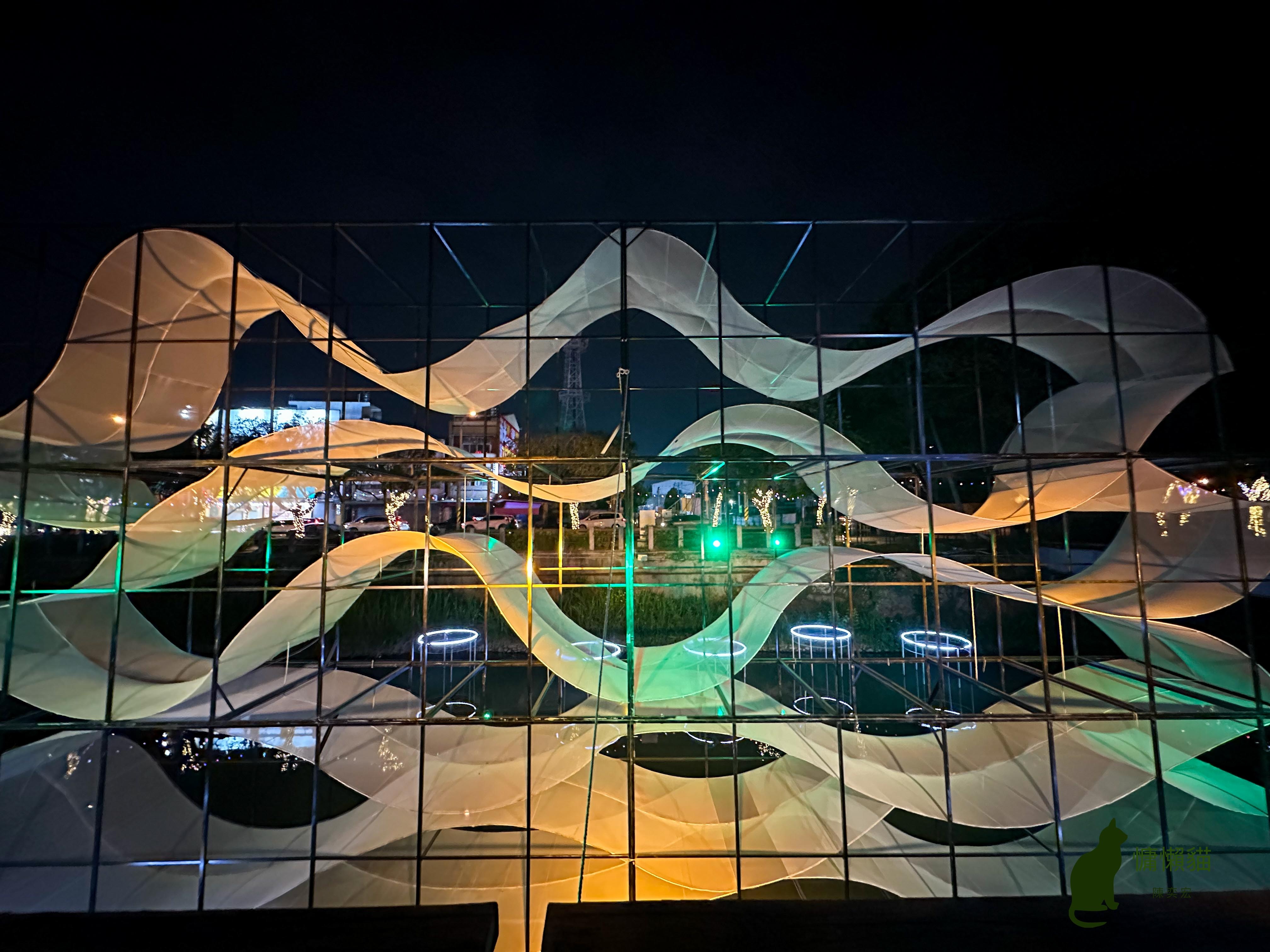 藝術家將對屏東的過往追憶及對未來的美好願景都幻化成萬年溪畔一 藝術家將對屏東的過往追憶及對未來的美好願景都幻化成萬年溪畔一