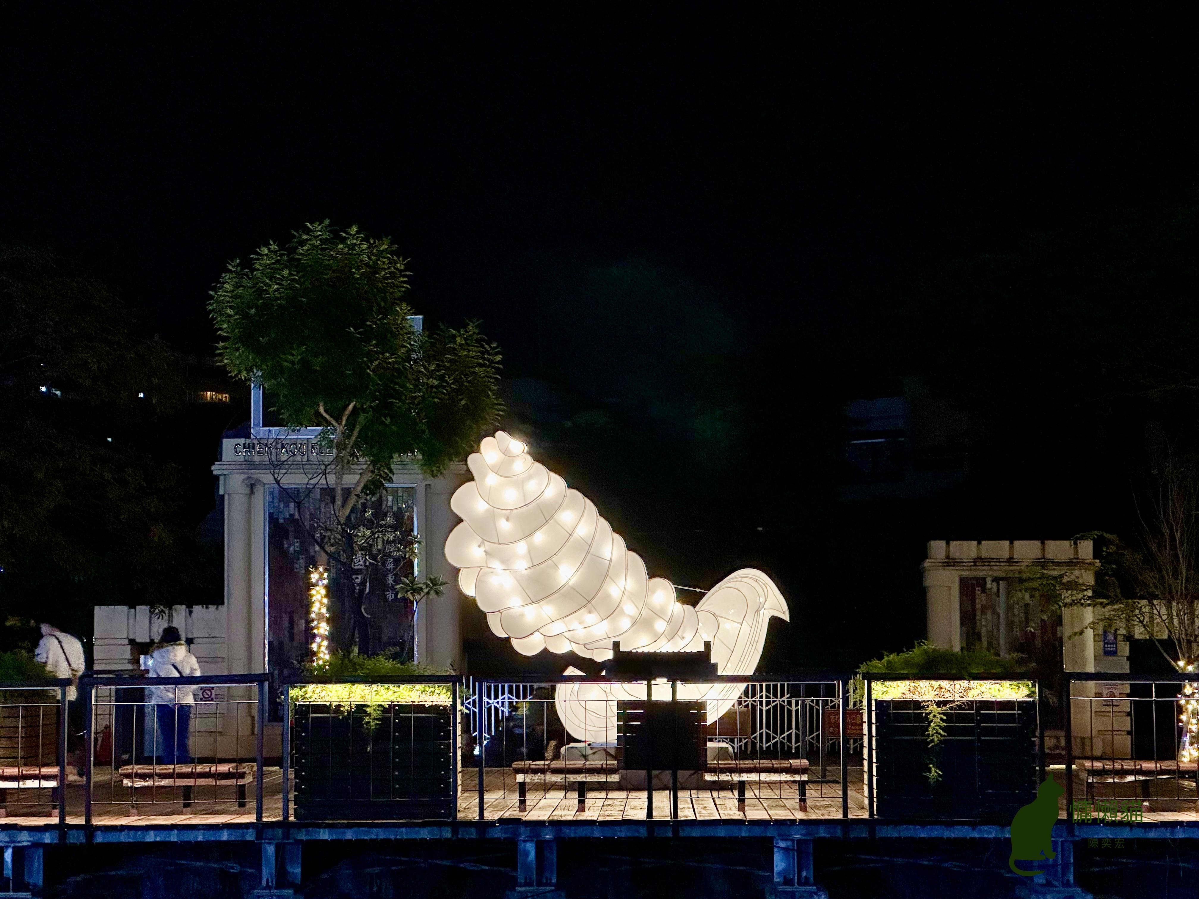 藝術家將對屏東的過往追憶及對未來的美好願景都幻化成萬年溪畔一 藝術家將對屏東的過往追憶及對未來的美好願景都幻化成萬年溪畔一