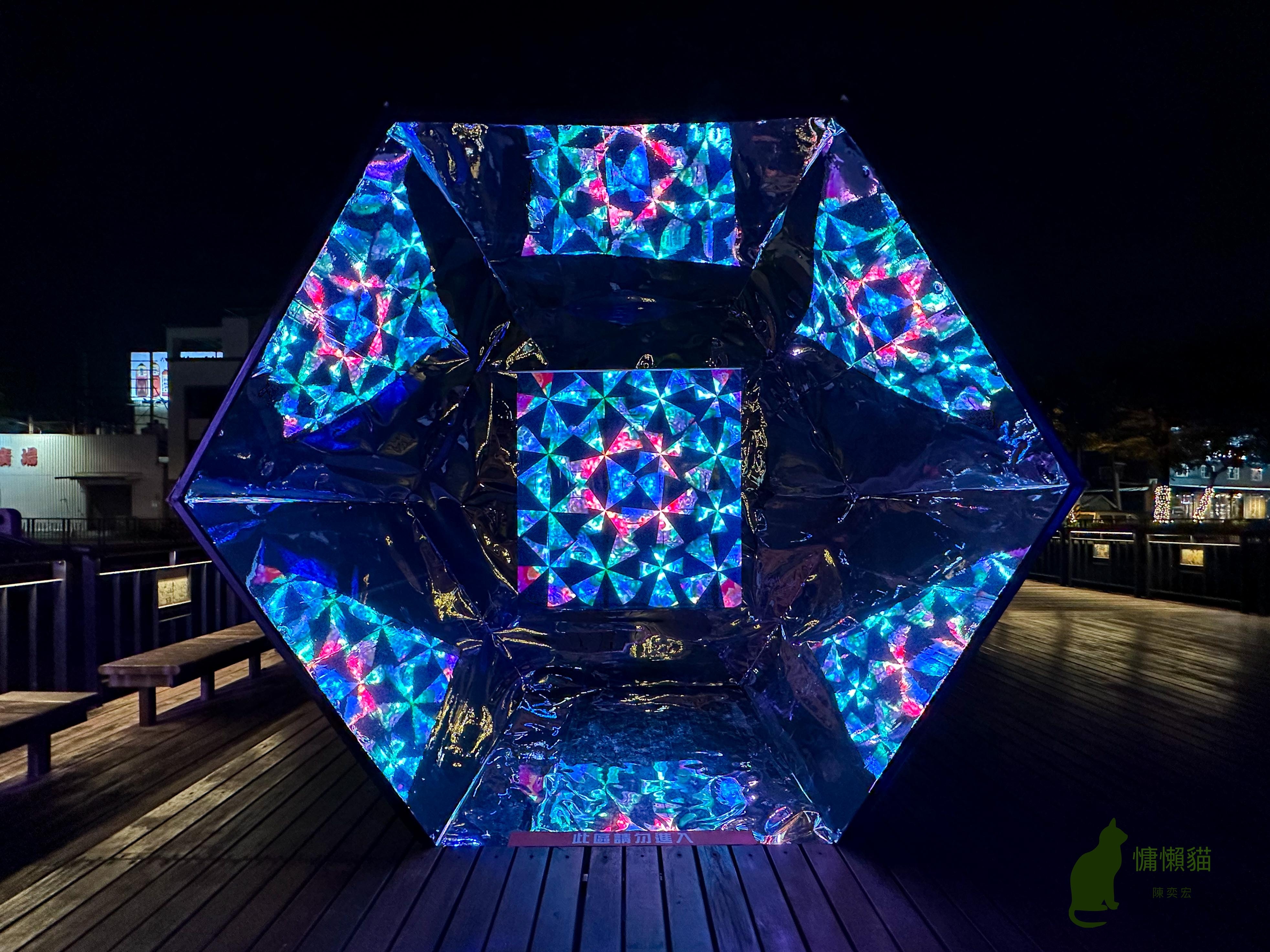 藝術家將對屏東的過往追憶及對未來的美好願景都幻化成萬年溪畔一 藝術家將對屏東的過往追憶及對未來的美好願景都幻化成萬年溪畔一