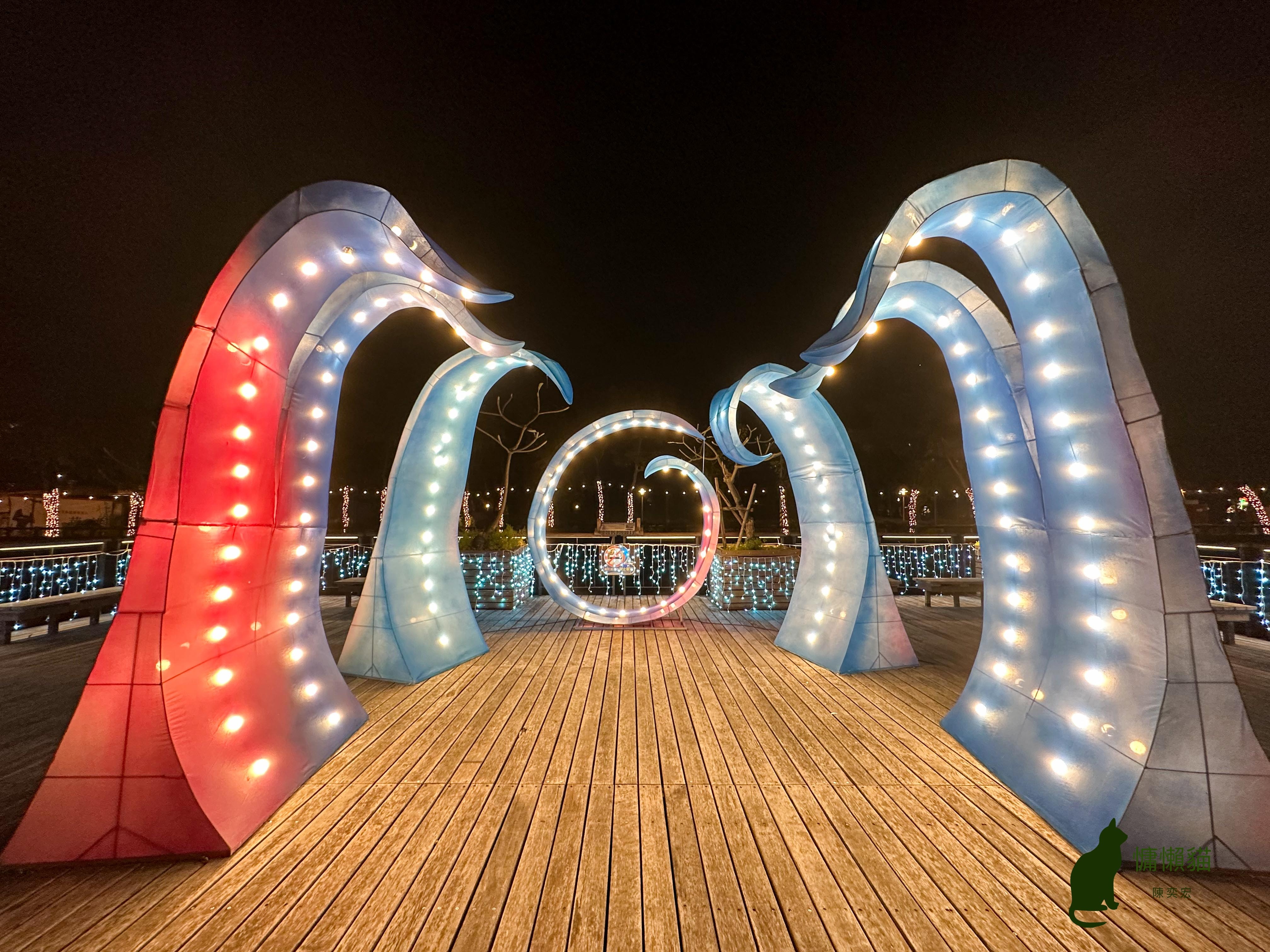 藝術家將對屏東的過往追憶及對未來的美好願景都幻化成萬年溪畔一 藝術家將對屏東的過往追憶及對未來的美好願景都幻化成萬年溪畔一