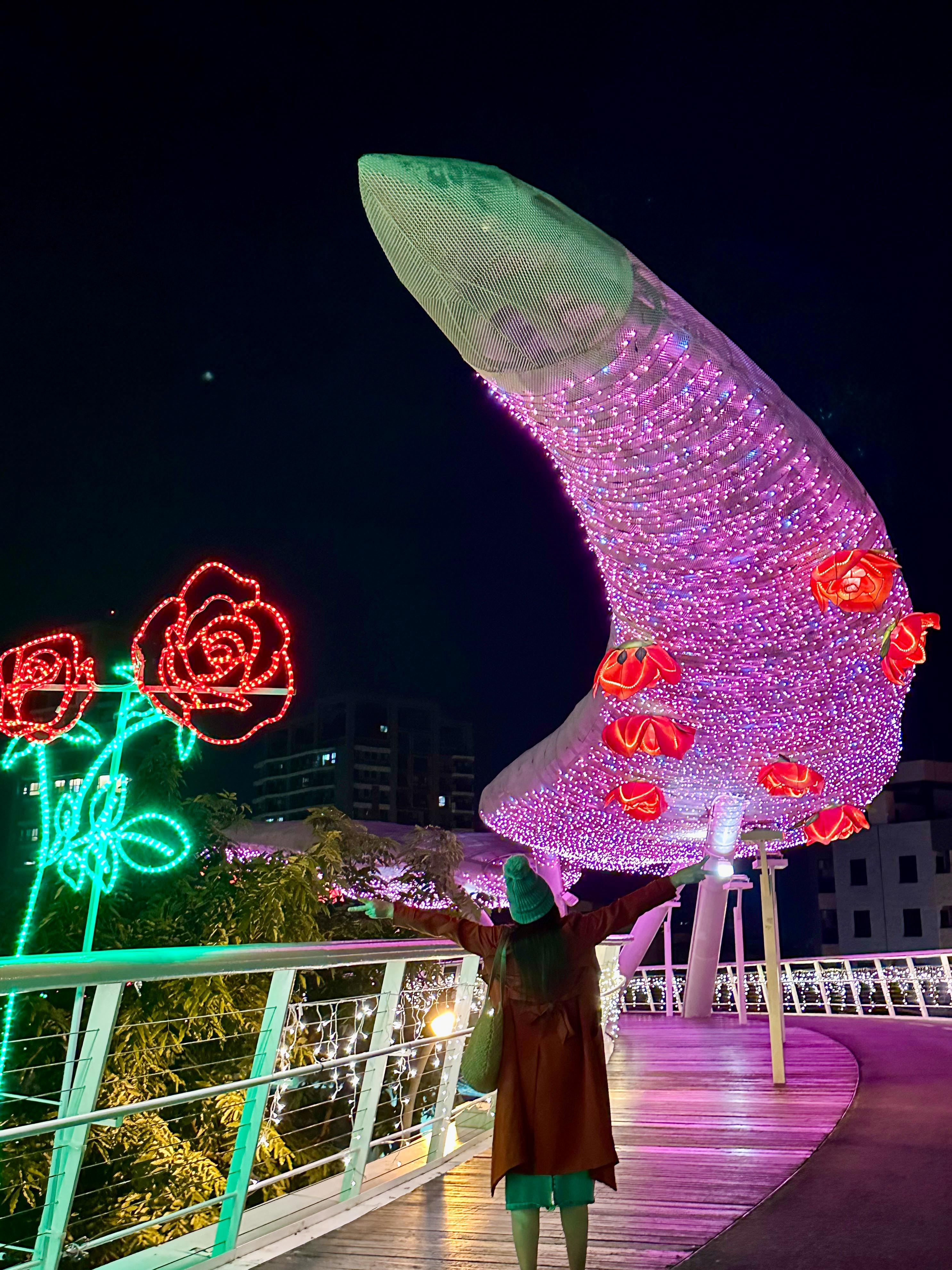 藝術家將對屏東的過往追憶及對未來的美好願景都幻化成萬年溪畔一 藝術家將對屏東的過往追憶及對未來的美好願景都幻化成萬年溪畔一