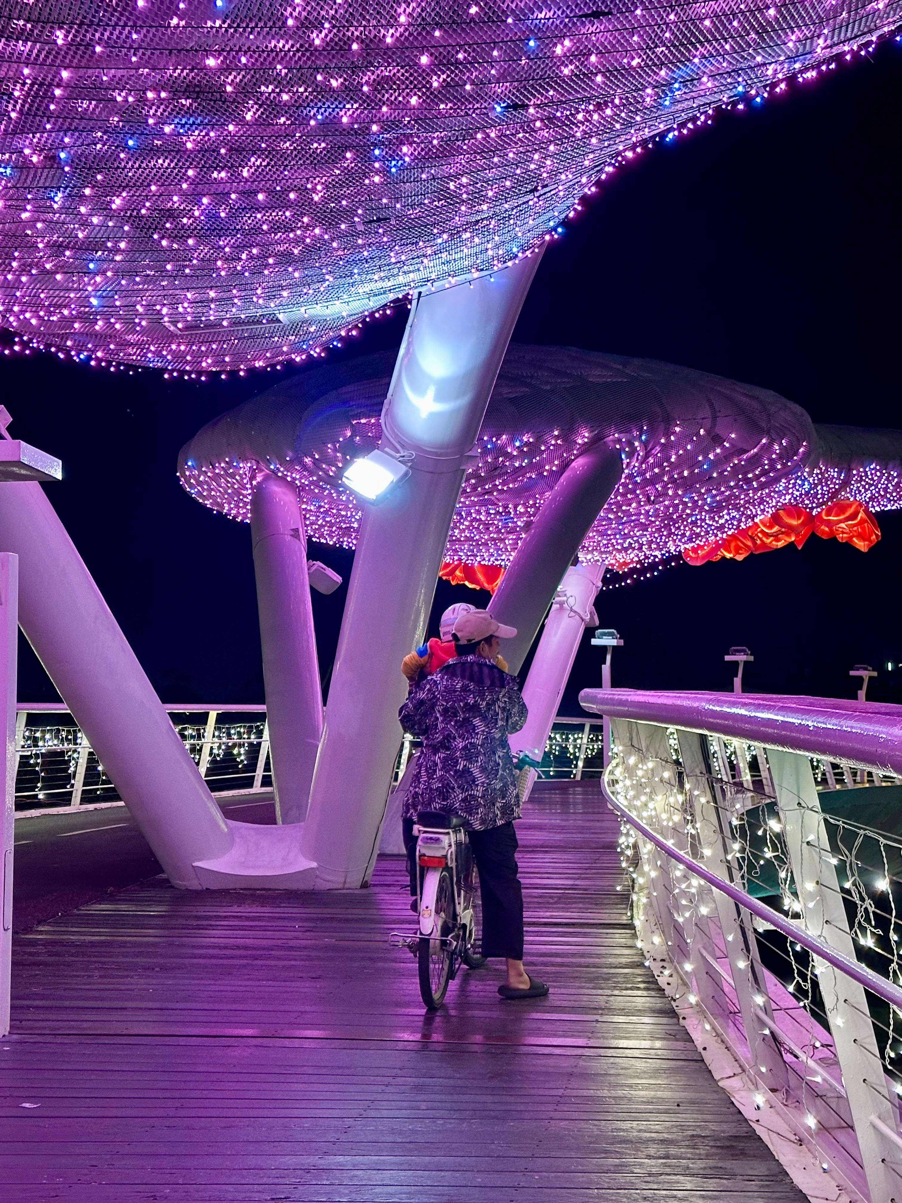 藝術家將對屏東的過往追憶及對未來的美好願景都幻化成萬年溪畔一 藝術家將對屏東的過往追憶及對未來的美好願景都幻化成萬年溪畔一