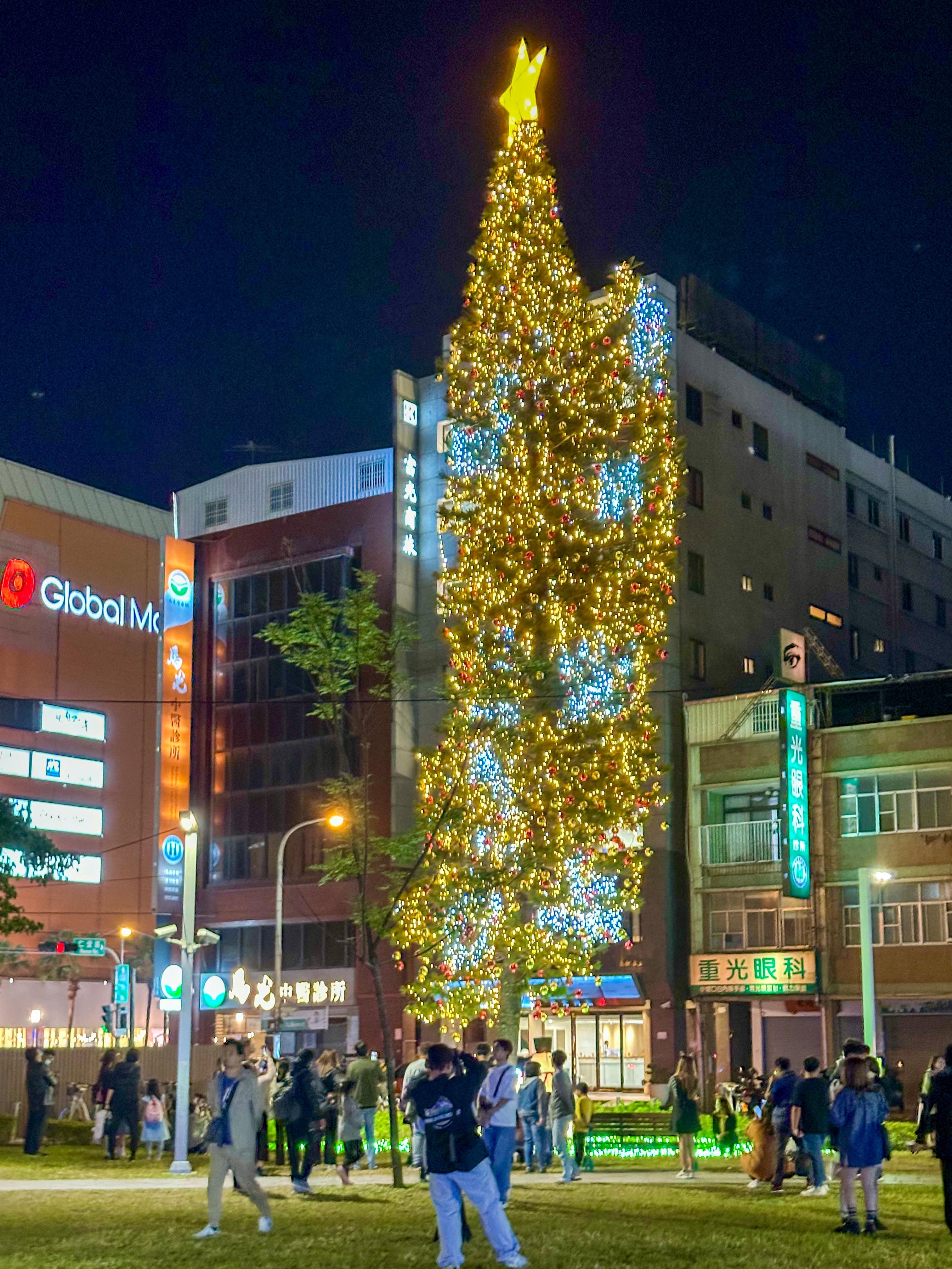 聖誕繽紛燈飾、遊行派對、聖誕市集村、特色販賣屋都在今年的屏東