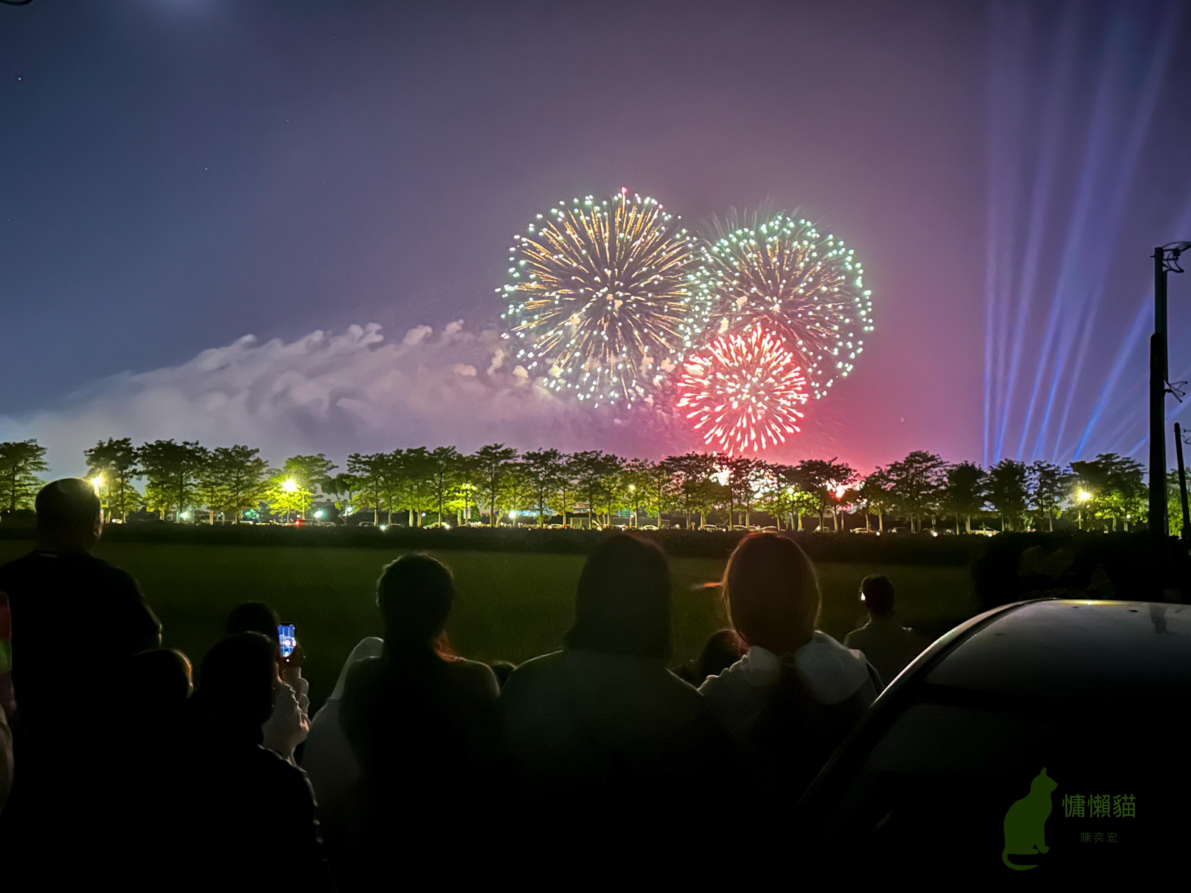 三萬發絢麗的煙花在黑暗的夜空中競相綻放，慶祝中華民國113歲