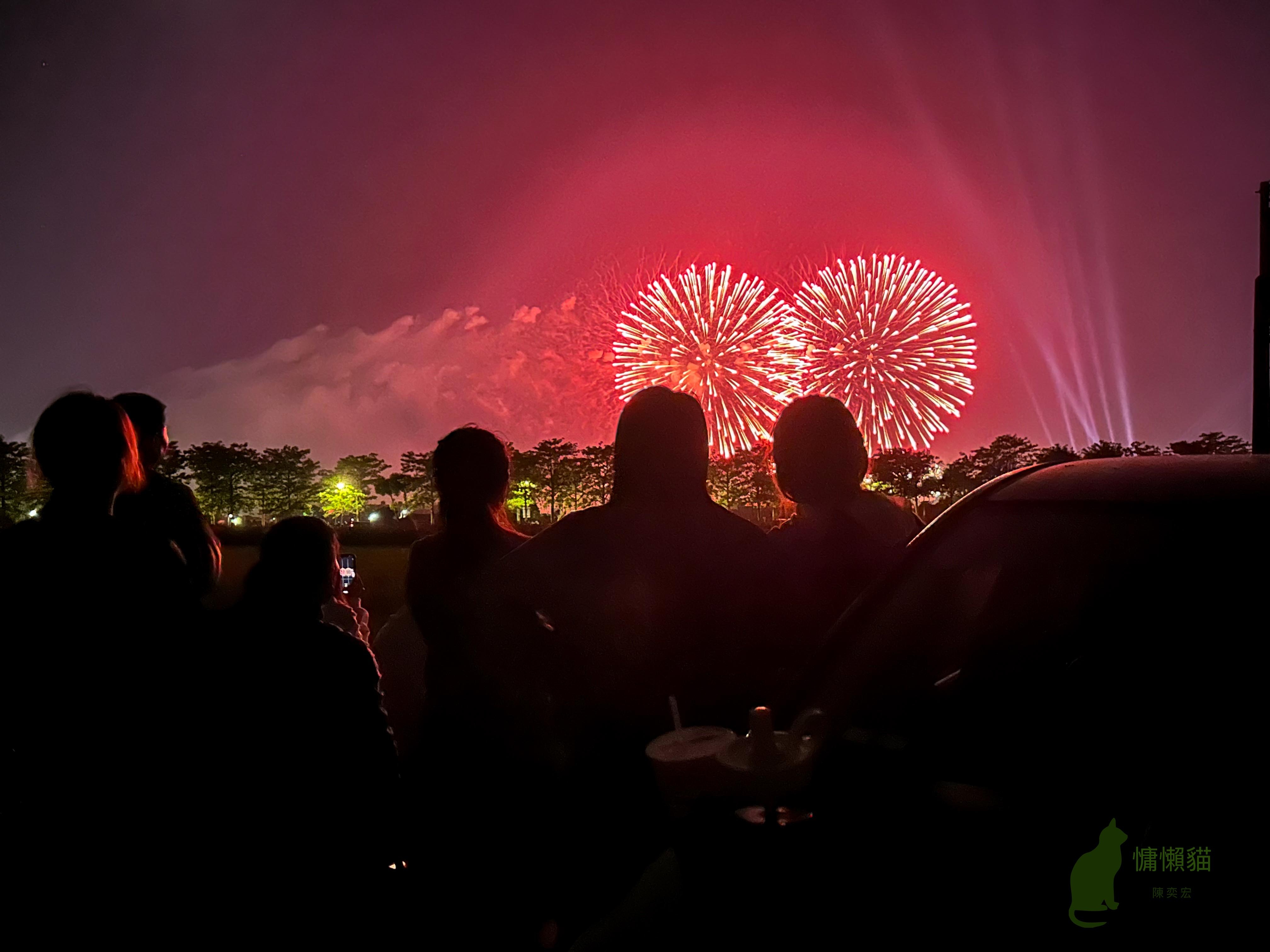 三萬發絢麗的煙花在黑暗的夜空中競相綻放，慶祝中華民國113歲